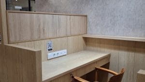 Meja kerja minimalis di fasilitas coworking space yang nyaman sebagai alternatif ruang usaha