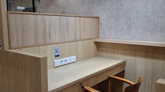 Meja kerja minimalis di fasilitas coworking space yang nyaman sebagai alternatif ruang usaha