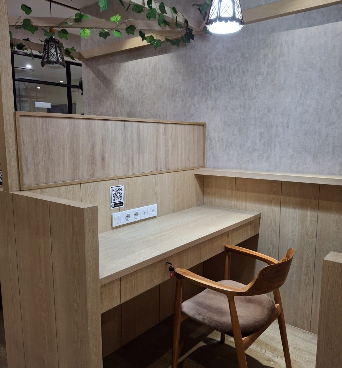 Meja kerja minimalis di fasilitas coworking space yang nyaman sebagai alternatif ruang usaha
