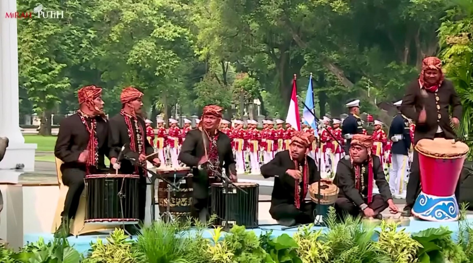 Upacara penyambutan kenegaraan resmi yang menonjolkan keunikan budaya dan diplomasi di istana merdeka