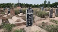 Deretan nisan sederhana yang tertata rapi dikelilingi pepohonan di pemakaman Muslim di Desa Najiahu