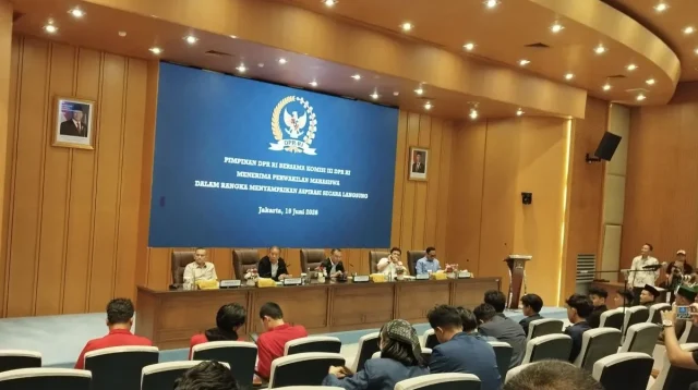 Sufmi Dasco Ahmad menelepon Nanik S Deyang dan Bahlil Lahadalia di hadapan mahasiswa demonstran.