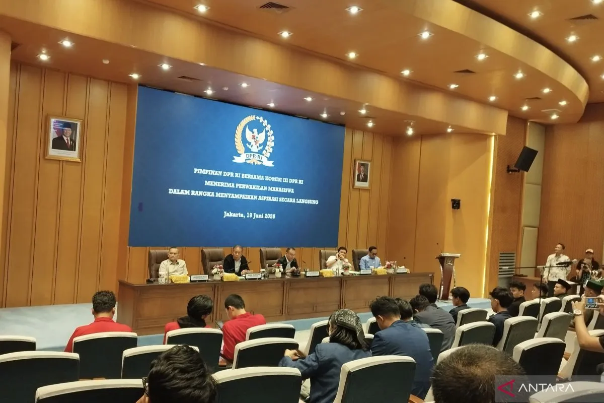 Sufmi Dasco Ahmad menelepon Nanik S Deyang dan Bahlil Lahadalia di hadapan mahasiswa demonstran.