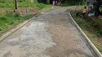 Dokumentasi warga Marihat Tengah Serbelawan melakukan gotong royong dan pengerasan jalan secara swadaya untuk merawat kampung sendiri.