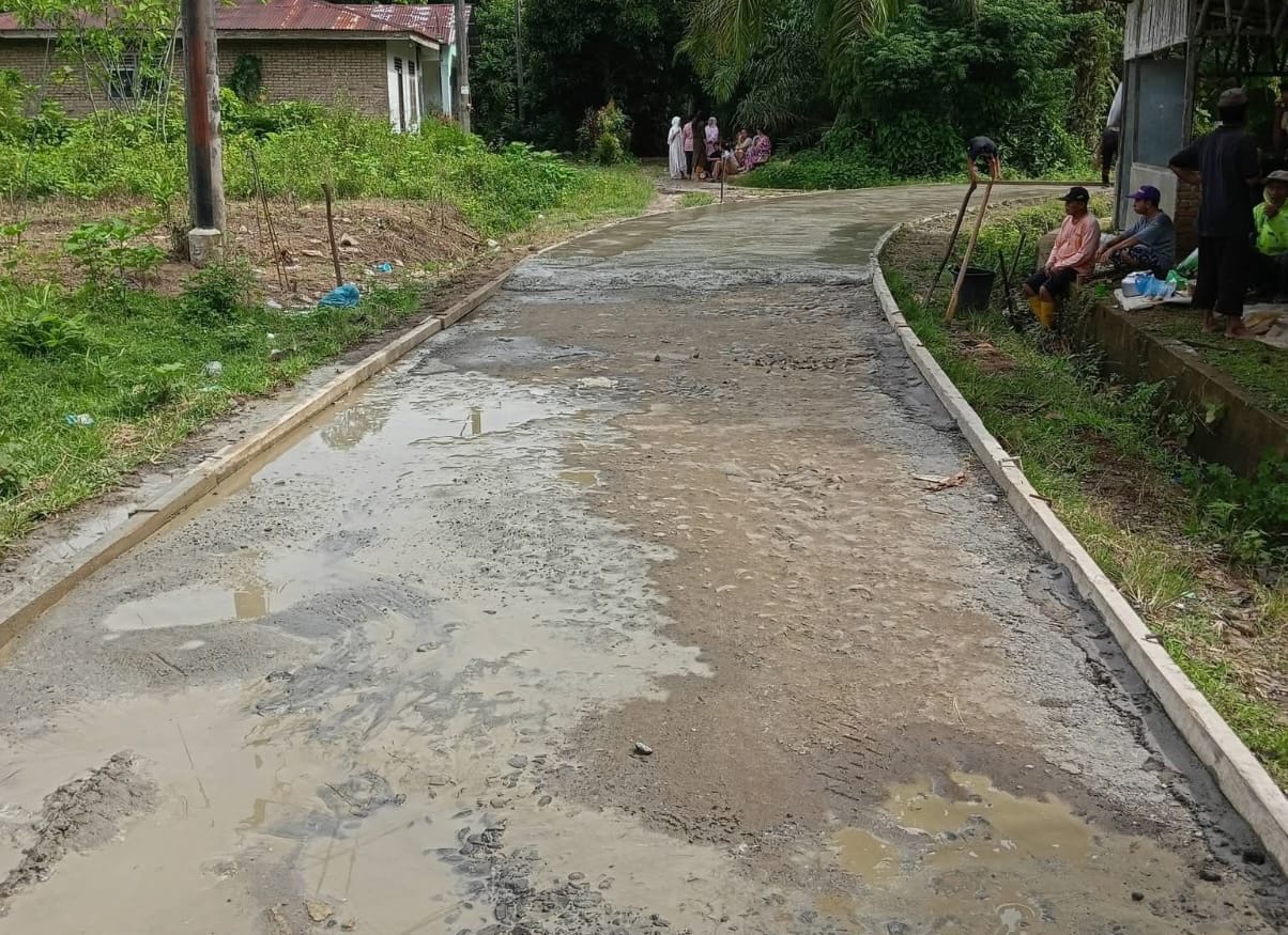 Dokumentasi warga Marihat Tengah Serbelawan melakukan gotong royong dan pengerasan jalan secara swadaya untuk merawat kampung sendiri.