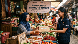 Penyerahan simbolis bantuan presiden (Banpres) kepada pelaku UMKM yang terdampak bencana alam untuk pemulihan ekonomi
