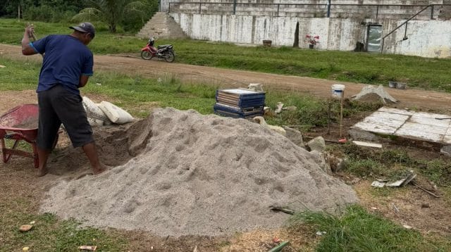 Warga bergotong royong dalam aksi perbaikan swadaya lapangan bola Serbalawan untuk memulihkan fasilitas olahraga.