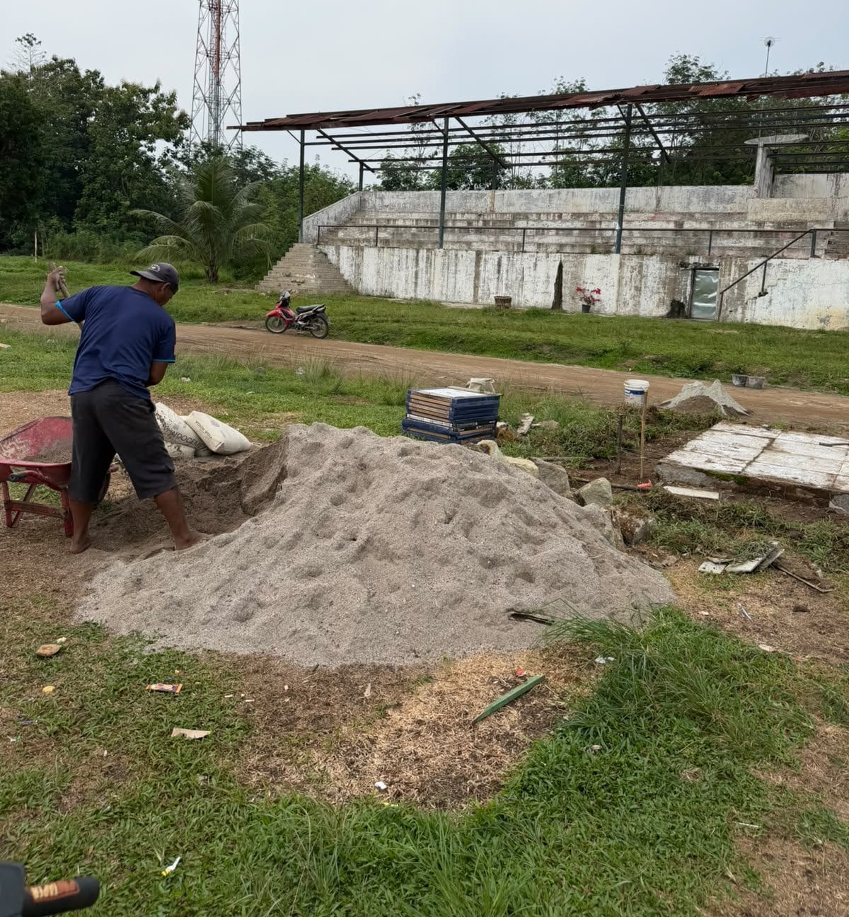 Warga bergotong royong dalam aksi perbaikan swadaya lapangan bola Serbalawan untuk memulihkan fasilitas olahraga.