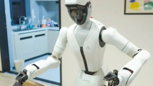 Penampakan SeeLight S1, sebuah inovasi robot humanoid China makin canggih yang dirancang untuk mencuci piring dan melipat pakaian di rumah.