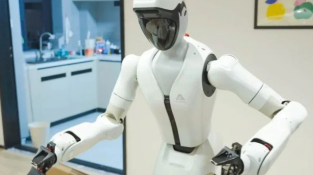 Penampakan SeeLight S1, sebuah inovasi robot humanoid China makin canggih yang dirancang untuk mencuci piring dan melipat pakaian di rumah.
