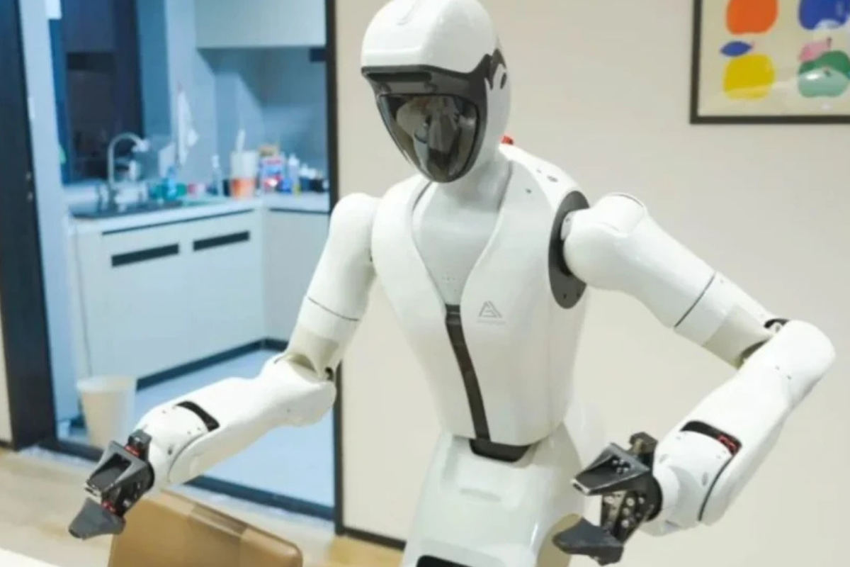 Penampakan SeeLight S1, sebuah inovasi robot humanoid China makin canggih yang dirancang untuk mencuci piring dan melipat pakaian di rumah.