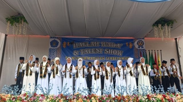 Suasana khidmat prosesi wisuda 26 santri generasi pertama SD Muhammadiyah Serbelawan atau SD Muhasaba.