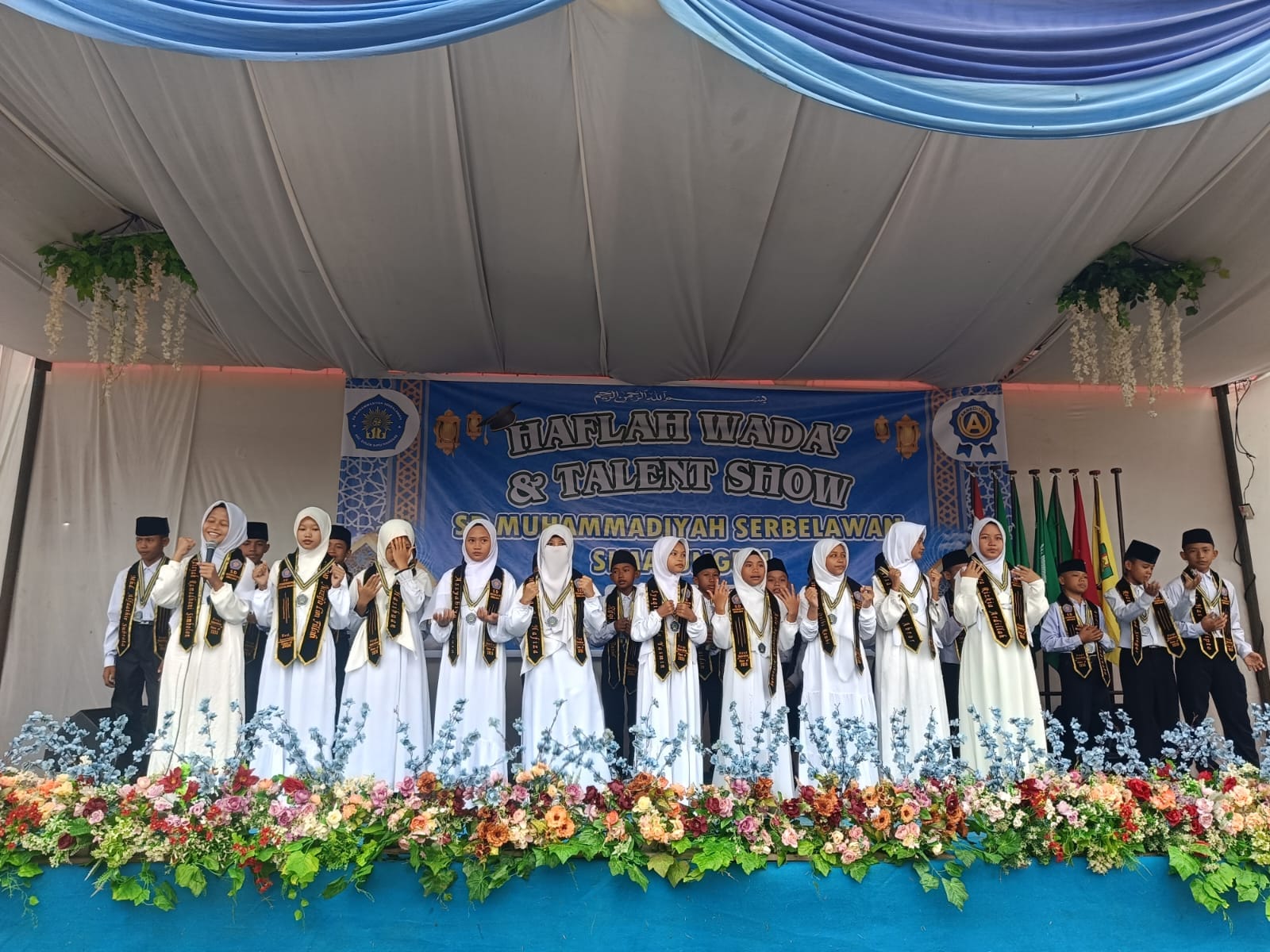 Suasana khidmat prosesi wisuda 26 santri generasi pertama SD Muhammadiyah Serbelawan atau SD Muhasaba.