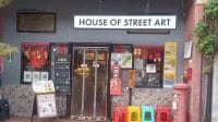 Fasad depan galeri House of Street Art Penang yang estetis, menjadi pusat denyut ekonomi kreatif lokal