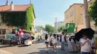 Jalanan Kota Tua Qingdao dengan bangunan bergaya Eropa berselimut tanaman merambat hijau