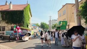 Jalanan Kota Tua Qingdao dengan bangunan bergaya Eropa berselimut tanaman merambat hijau