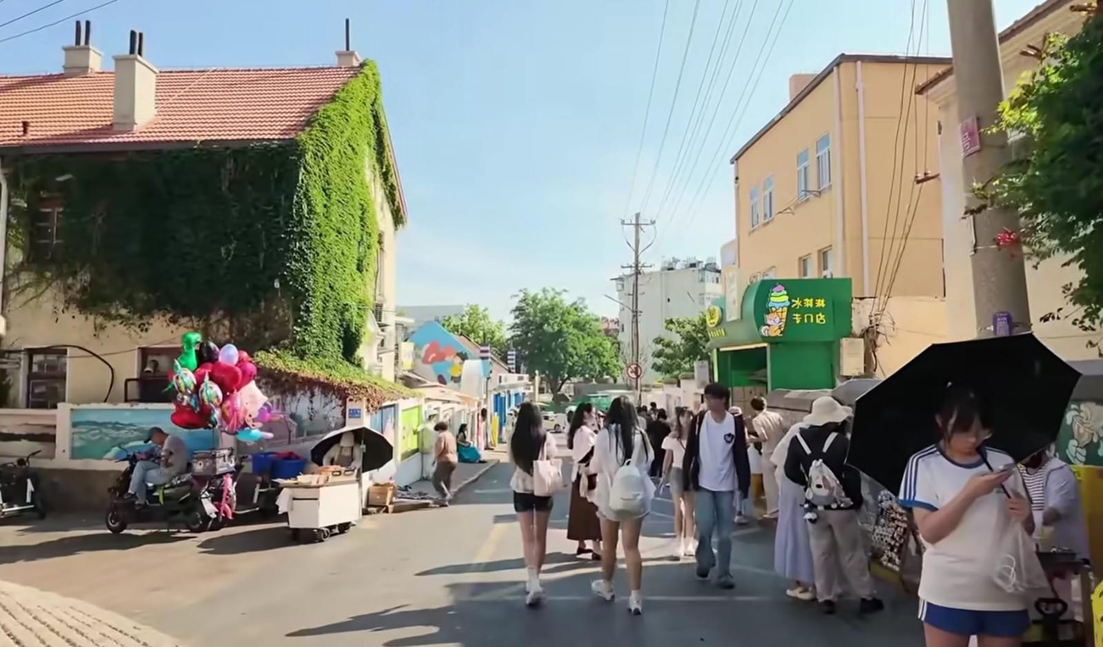 Jalanan Kota Tua Qingdao dengan bangunan bergaya Eropa berselimut tanaman merambat hijau