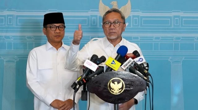 Dua pejabat pemerintah membahas peran koperasi desa dalam mendukung perekonomian masyarakat miskin