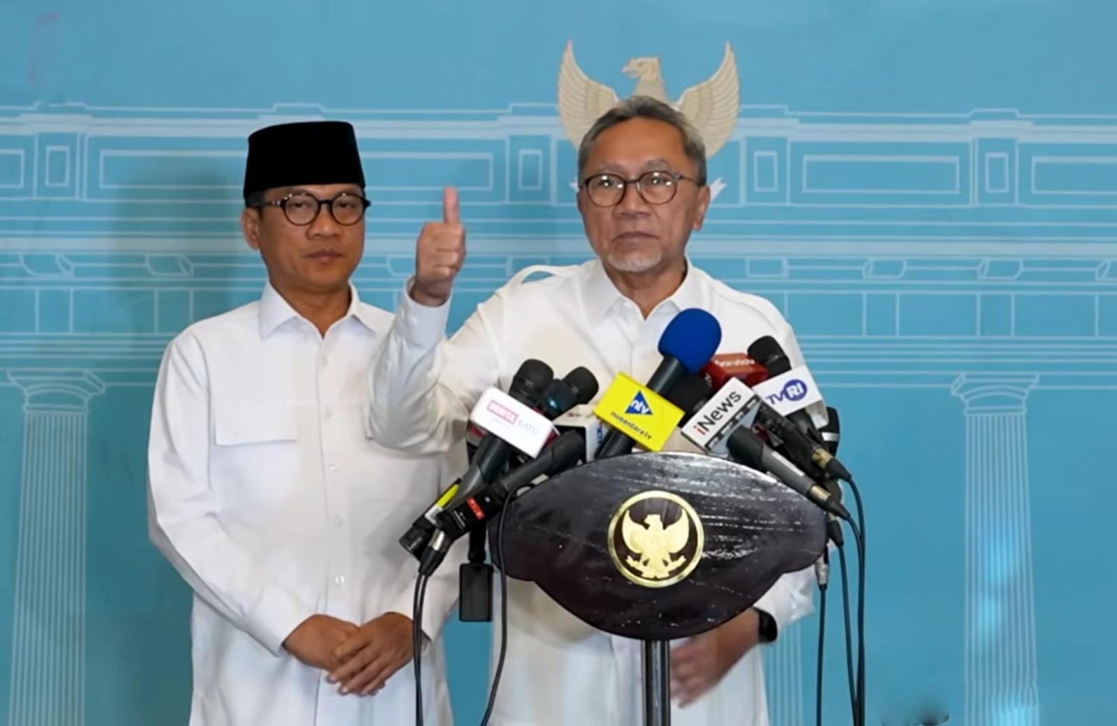Dua pejabat pemerintah membahas peran koperasi desa dalam mendukung perekonomian masyarakat miskin
