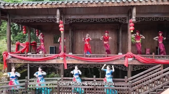 Pertunjukan tari tradisional etnis Tujia dan Miao sebagai bentuk diplomasi pariwisata budaya Enshi Tiongkok