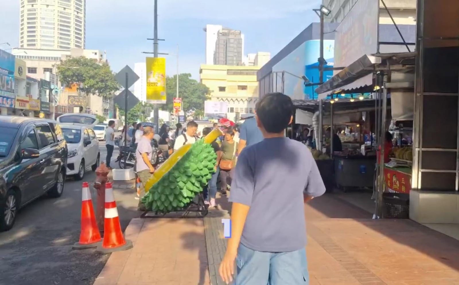 turis-aman-berjalan-di-george-town-penang : Keramaian wisatawan mancanegara berjalan dengan aman di Armenian Street, kawasan bersejarah George Town Penang