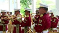 Pasukan Pengaman Presiden Paspampres berjaga dengan presisi di tengah upacara pelantikan kenegaraan.