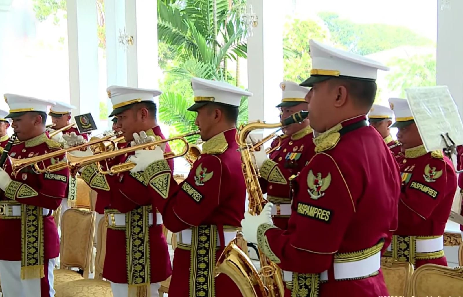 Pasukan Pengaman Presiden Paspampres berjaga dengan presisi di tengah upacara pelantikan kenegaraan.