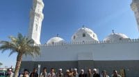 Rombongan jamaah di depan Masjid Quba Madinah, masjid pertama yang dibangun dalam sejarah Islam