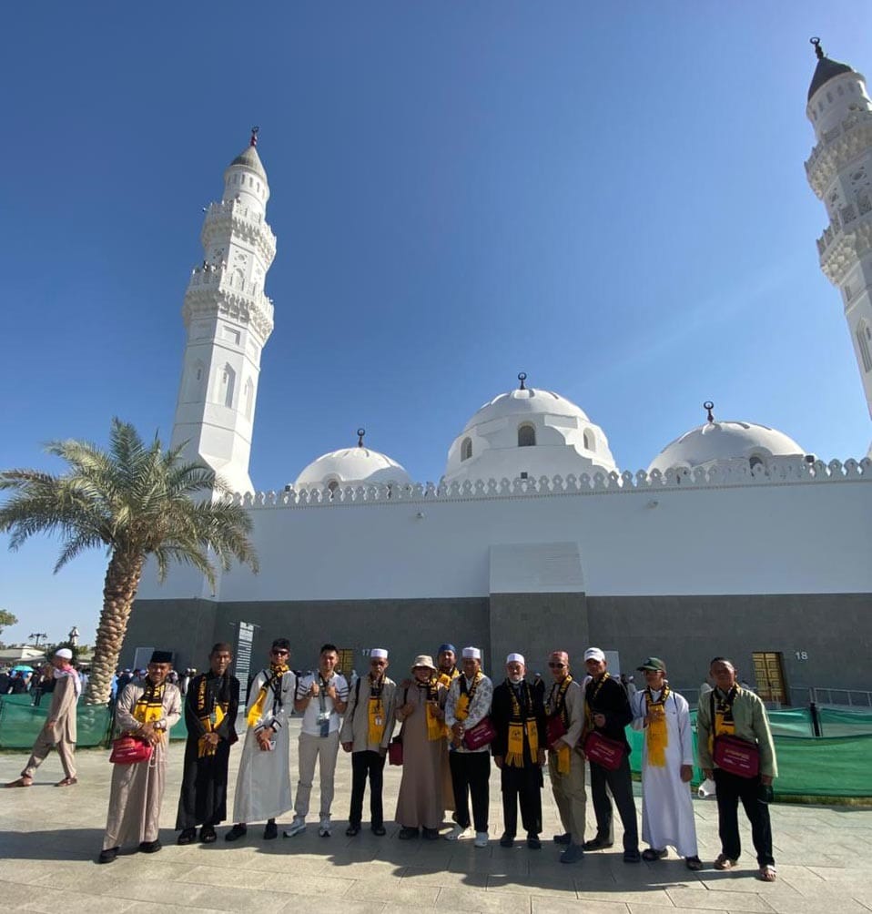 sejarah-masjid-quba-madinah Rombongan jamaah di depan Masjid Quba Madinah, masjid pertama yang dibangun dalam sejarah Islam