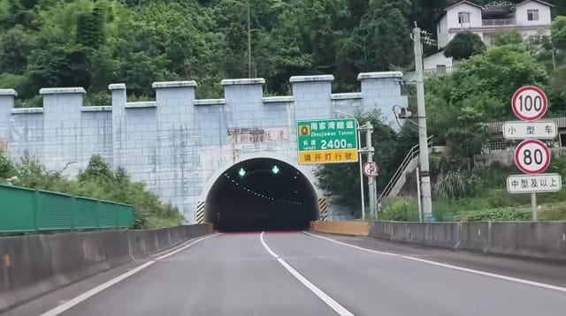 Mulut raksasa Gua Tenglong Enshi Hubei yang letaknya berdampingan dengan hiruk-pikuk perkotaan.