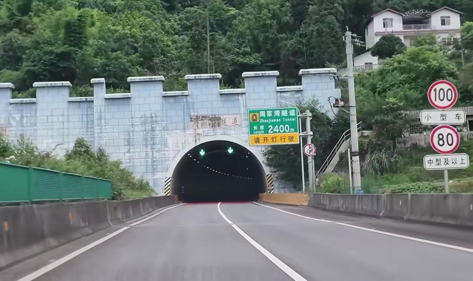 Mulut raksasa Gua Tenglong Enshi Hubei yang letaknya berdampingan dengan hiruk-pikuk perkotaan.