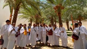 Rombongan jamaah umrah menikmati keteduhan di Kebun Kurma Madinah sebagai ruang sunyi dan refleksi di sela ibadah