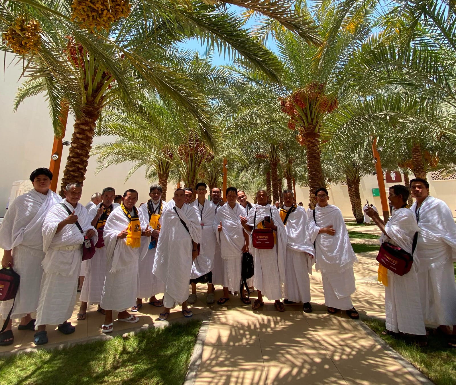 Rombongan jamaah umrah menikmati keteduhan di Kebun Kurma Madinah sebagai ruang sunyi dan refleksi di sela ibadah