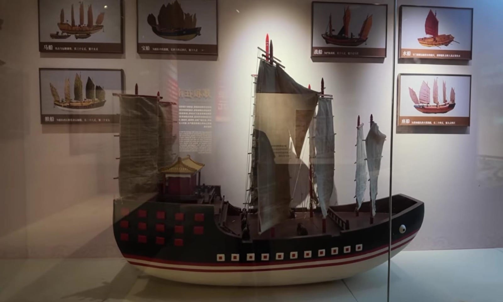 Replika miniatur kapal Laksamana Cheng Ho abad ke-15 yang dipamerkan dalam museum sejarah