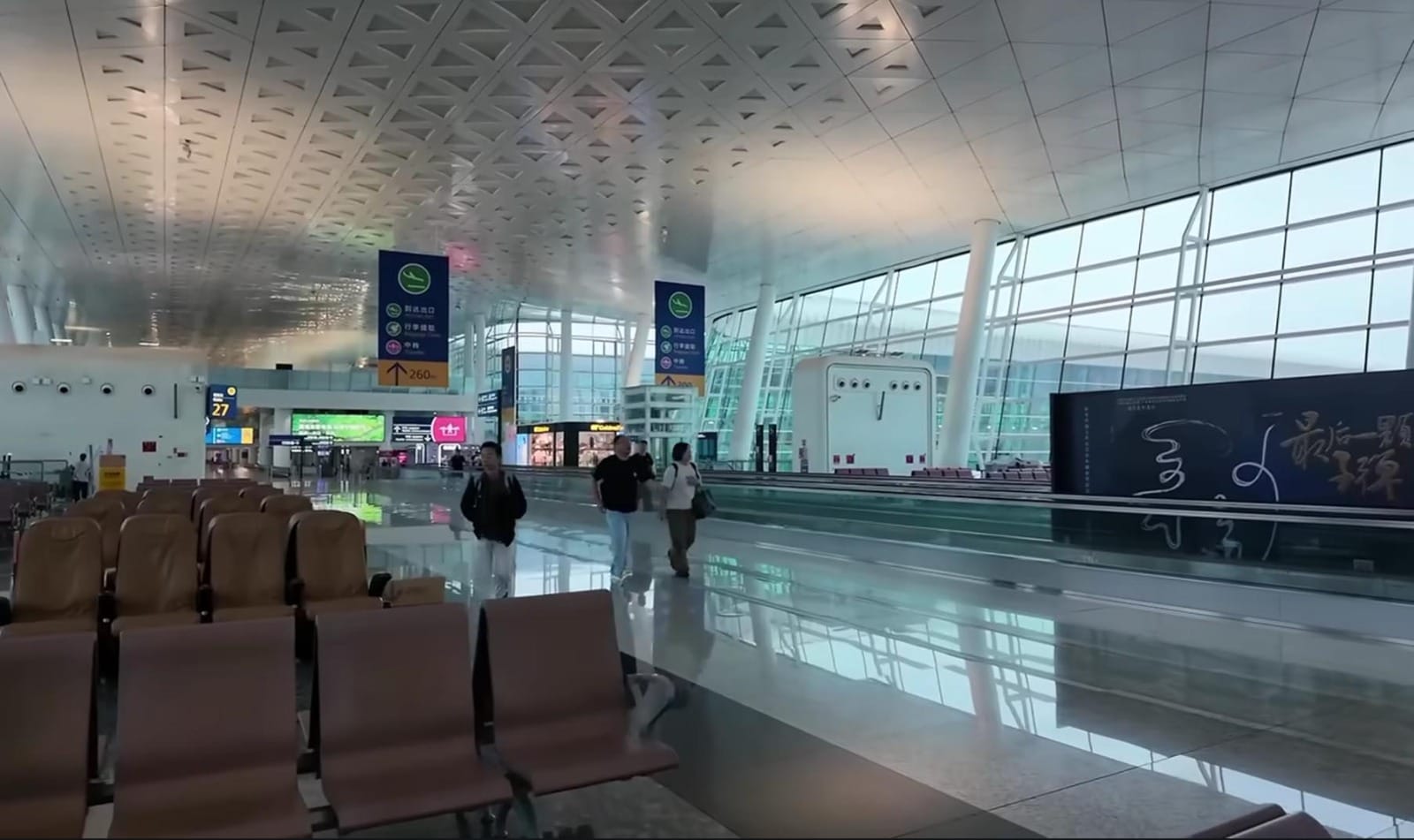 Kemegahan arsitektur Bandara Internasional Wuhan Tianhe di Tiongkok tengah yang melayani jutaan penumpang
