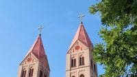 Close-up dua menara beratap merah dengan salib di puncaknya dari Gereja Santo Mikael Qingdao
