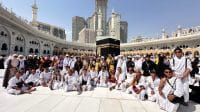 jamaah-umroh-indonesia-di-masjidil-haram Rombongan jamaah umroh asal Indonesia berfoto bersama dengan latar belakang Ka'bah setelah melaksanakan umroh wada