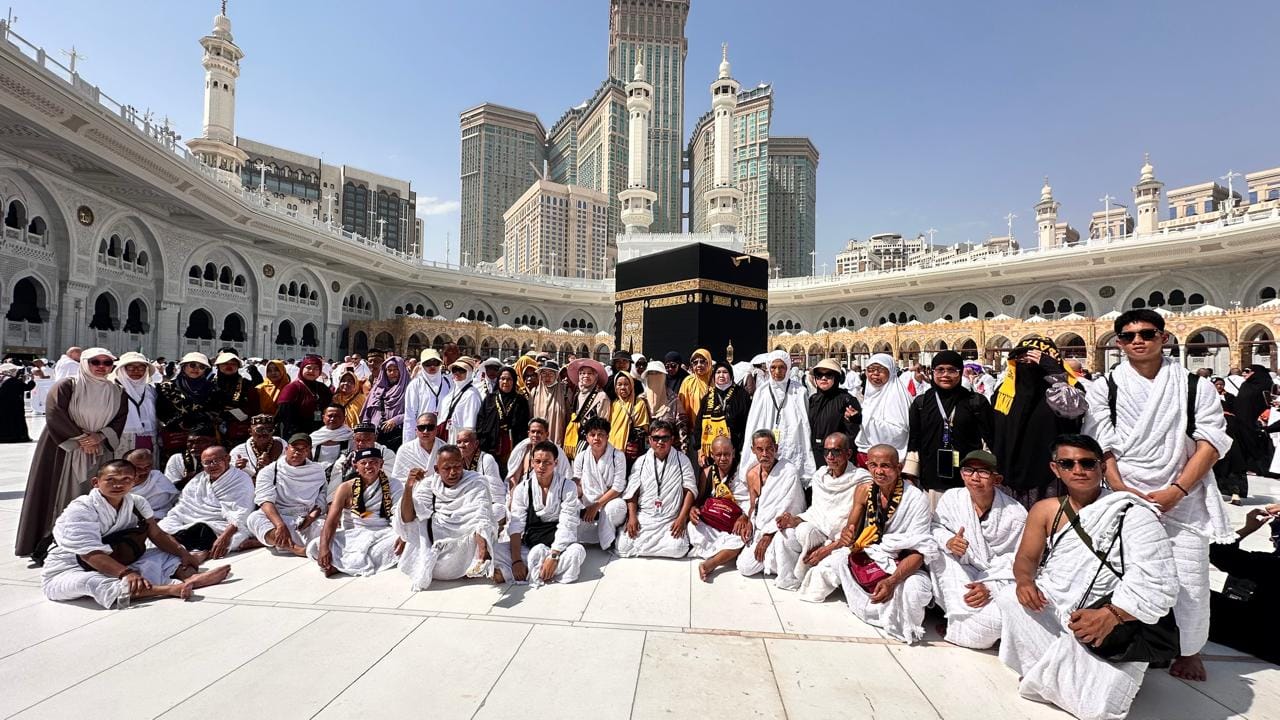jamaah-umroh-indonesia-di-masjidil-haram Rombongan jamaah umroh asal Indonesia berfoto bersama dengan latar belakang Ka'bah setelah melaksanakan umroh wada