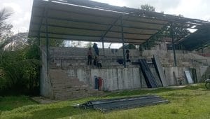 Gotong royong masyarakat Serbalawan saat memperbaiki tribun Lapangan Dobana secara swadaya