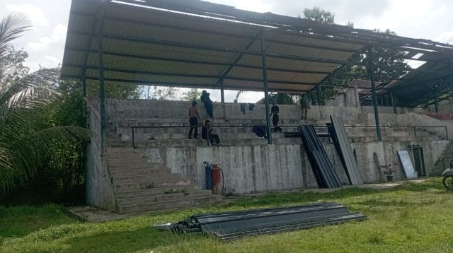Gotong royong masyarakat Serbalawan saat memperbaiki tribun Lapangan Dobana secara swadaya