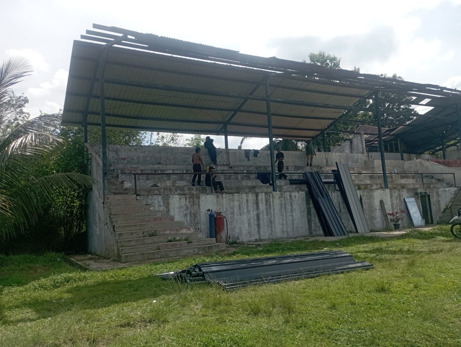Gotong royong masyarakat Serbalawan saat memperbaiki tribun Lapangan Dobana secara swadaya