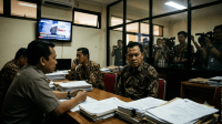 Bupati Kuansing Suhardiman Amby saat ditahan KPK terkait penyelidikan kasus korupsi izin hutan HPT dan misteri amplop di kantor Menhut Raja Juli