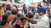 Presiden Prabowo disambut antusias oleh warga dan petani lokal saat acara peresmian Bendungan Meninting di NTB yang menunjang ketahanan pangan