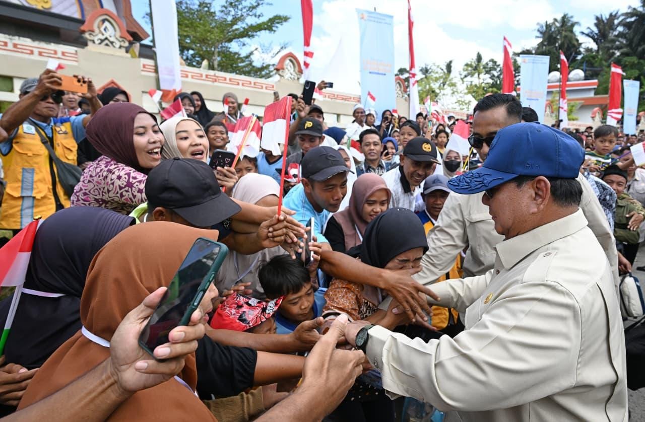 peresmian-bendungan-meninting-ntb-2026 Presiden Prabowo disambut antusias oleh warga dan petani lokal saat acara peresmian Bendungan Meninting di NTB yang menunjang ketahanan pangan