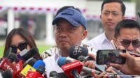 Menteri Sekretaris Negara, Prasetyo Hadi, sedang memberikan pernyataan pers kepada belasan awak media dan wartawan televisi di luar ruangan Istana Kepresidenan