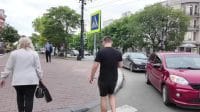 dinamika-identitas-perempuan-rusia-modern Suasana pejalan kaki di jalanan Rusia yang merepresentasikan dinamika kehidupan dan ragam identitas perempuan Rusia modern di ruang publik.