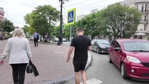 Suasana pejalan kaki di jalanan Rusia yang merepresentasikan dinamika kehidupan dan ragam identitas perempuan Rusia modern di ruang publik.