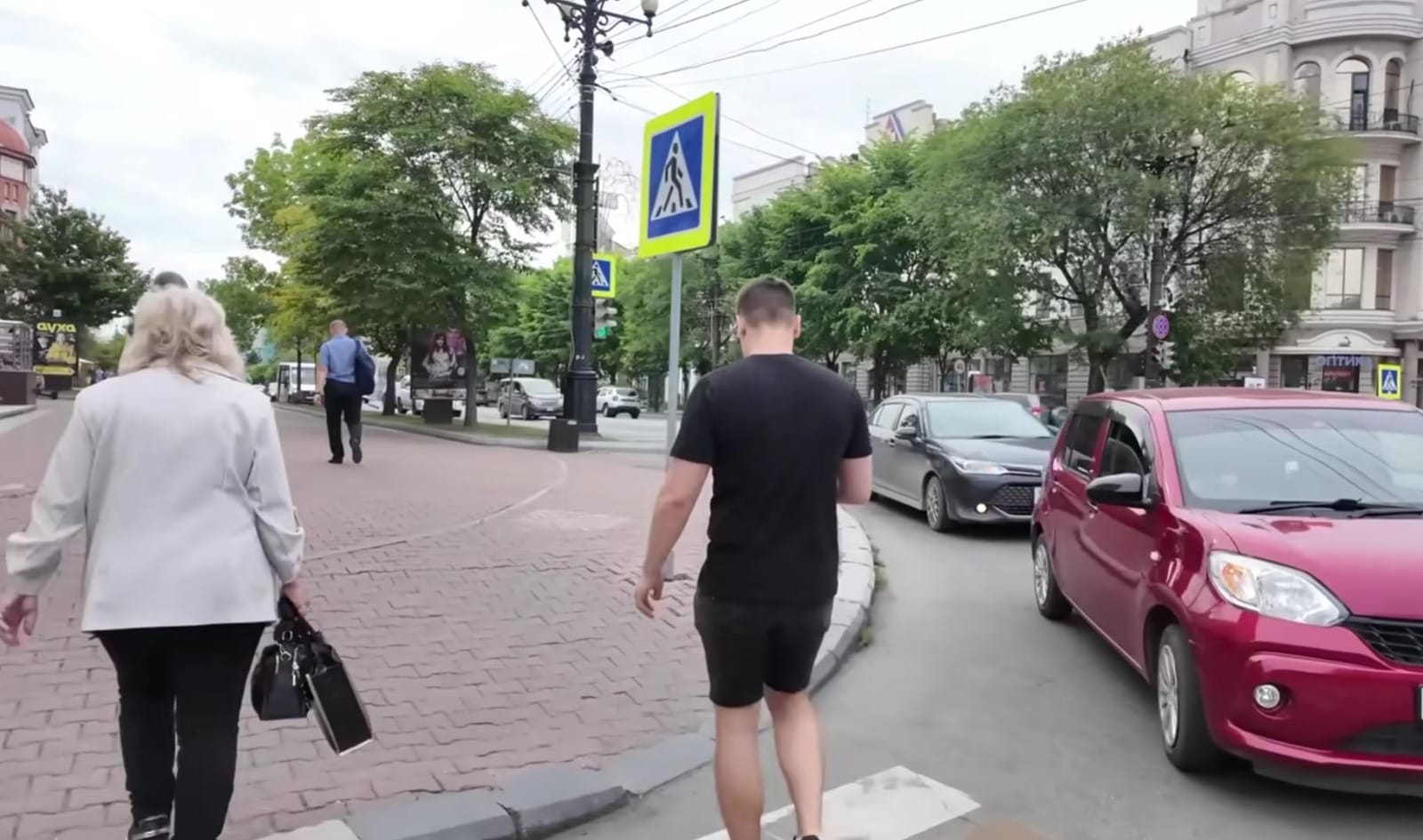 Suasana pejalan kaki di jalanan Rusia yang merepresentasikan dinamika kehidupan dan ragam identitas perempuan Rusia modern di ruang publik.