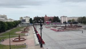 Pemandangan alun-alun dan ruang terbuka di Khabarovsk yang luas dengan air mancur dan taman bunga yang tertata estetik.