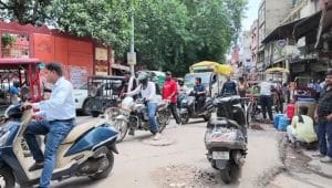 Kesibukan jalan raya di New Delhi yang dipenuhi oleh pergerakan sepeda motor, kendaraan roda tiga, dan gerobak pedagang, menunjukkan menyempitnya ruang bebas pejalan kaki